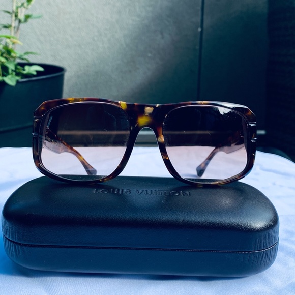 Louis Vuitton Limited HUNTINGTON Sunglasses. - Picture 6 of 7